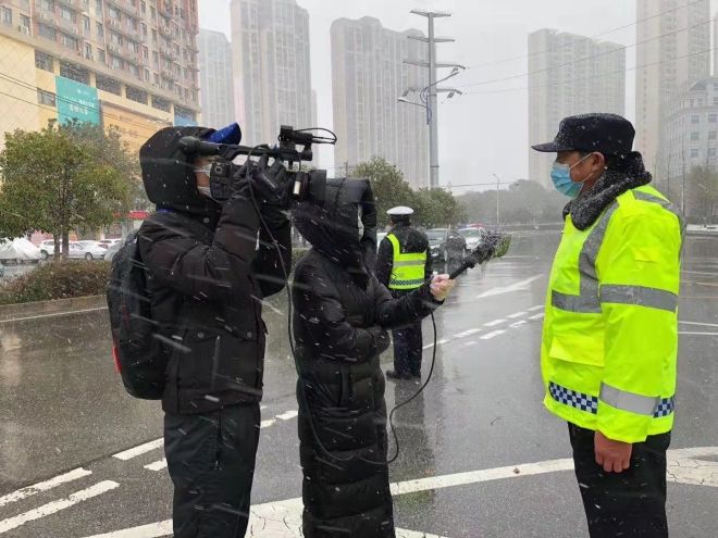 孝感市融媒體中心楊亞玲（風雪中，采訪疫情期間重返一線的退休警察）_副本.jpg.jpg